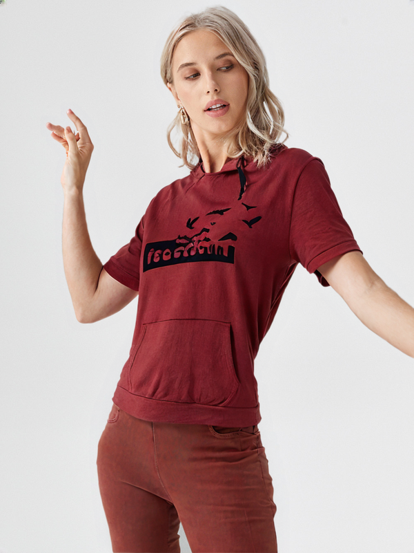 wearOn "Travel Is My Therapy" Burgundy High-Low Tee - Women's Premium Cotton Graphic T-Shirt